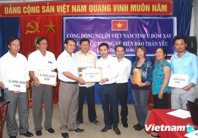 Lào Người Việt ở Udomxay ủng hộ quân dân biển đảo thân yêu
